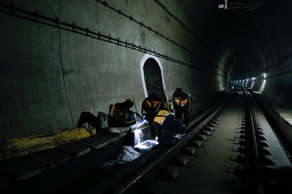 双滦铁路运营隧道病害现状